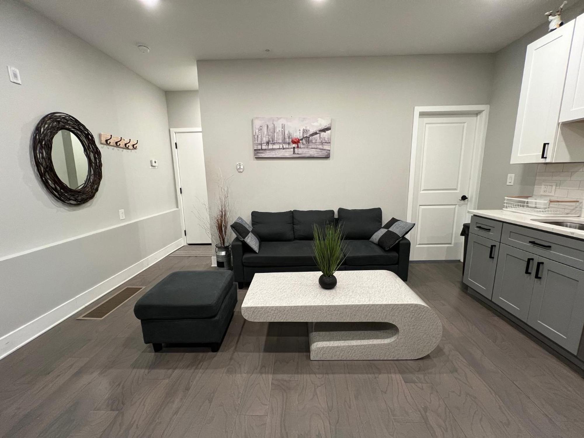 Charming 3br 2ba With Private Patio Apartment *